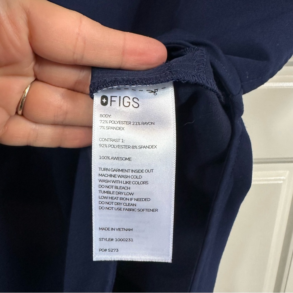 Figs Technical Collection 3-Pocket Design Medical Uniform Scrub Top Size Medium - Picture 4 of 7
